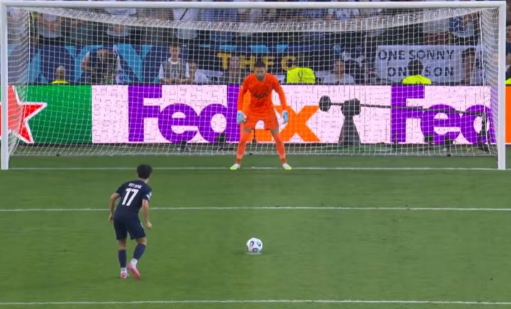 星空体育官网-散步式点球罚偏！维蒂尼亚罚点用时9秒79，慢于博尔特的百米纪录