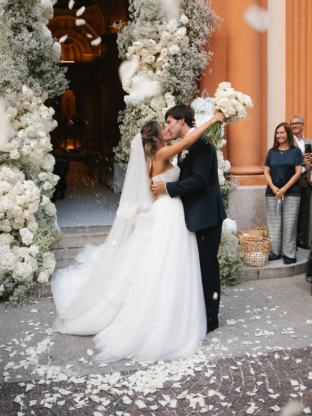 Lui, @SandroTonali, Campione della Nazionale e del Newcastle. Lei, @Juliette_Pastore, è la donna “che mi ha sempre sostenuto, anche nei momenti difficili”. Il matrimonio ha avuto come teatro Cernobbio- prima la (1).jpg