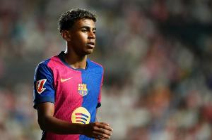 亚马尔单场欧冠淘汰赛对手禁区17次触球，自03/04赛季仅梅西做到