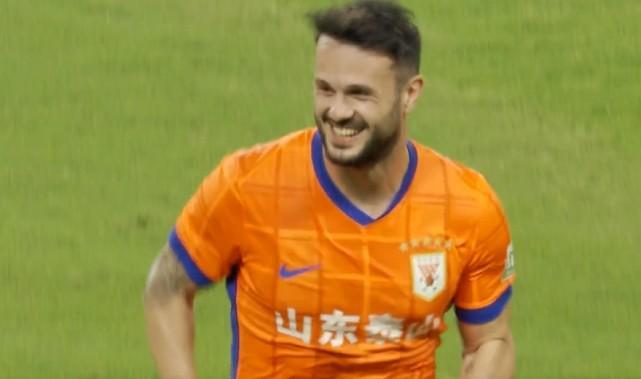 星空体育官网-强！卡扎连续7场破门，赛季第四次戴帽，22球领跑射手榜