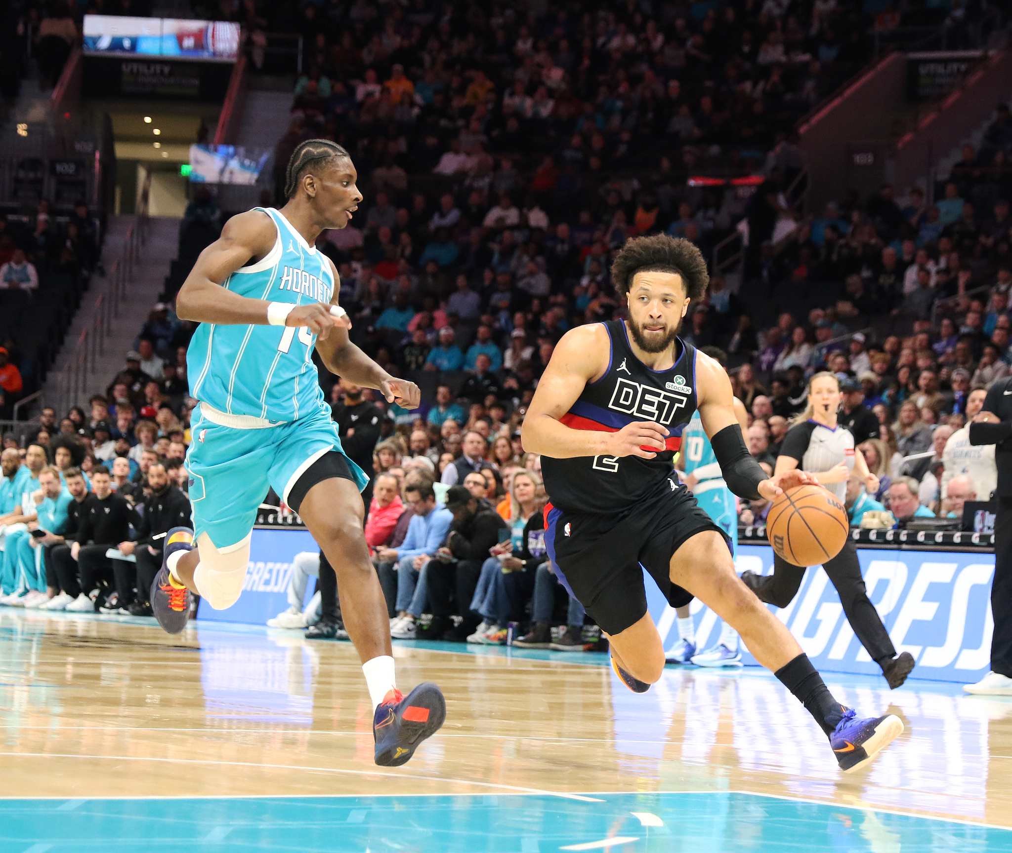 星空体育官网下载入口-坎宁安33+9+7米勒24分 活塞客场力克黄蜂