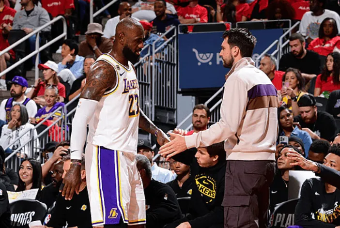 STAR SPORTS下载-詹姆斯半场18分钟，投篮4中1、罚球6中6得到8分3篮板3助攻